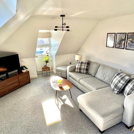 Swanage Holiday Penthouse Apartment, Moments From Beach And Town, On Site Parking, Fast Wifi, Sleeps Up To 6, Rated Exceptional Luaran gambar