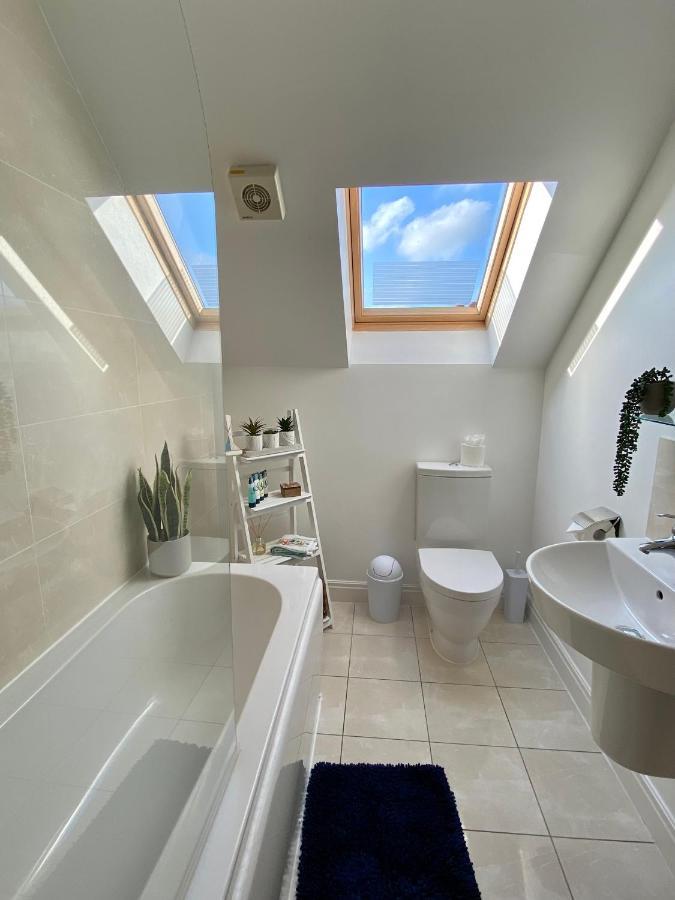 Swanage Holiday Penthouse Apartment, Moments From Beach And Town, On Site Parking, Fast Wifi, Sleeps Up To 6, Rated Exceptional Luaran gambar