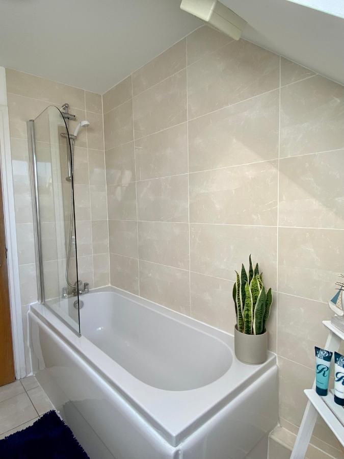 Swanage Holiday Penthouse Apartment, Moments From Beach And Town, On Site Parking, Fast Wifi, Sleeps Up To 6, Rated Exceptional Luaran gambar