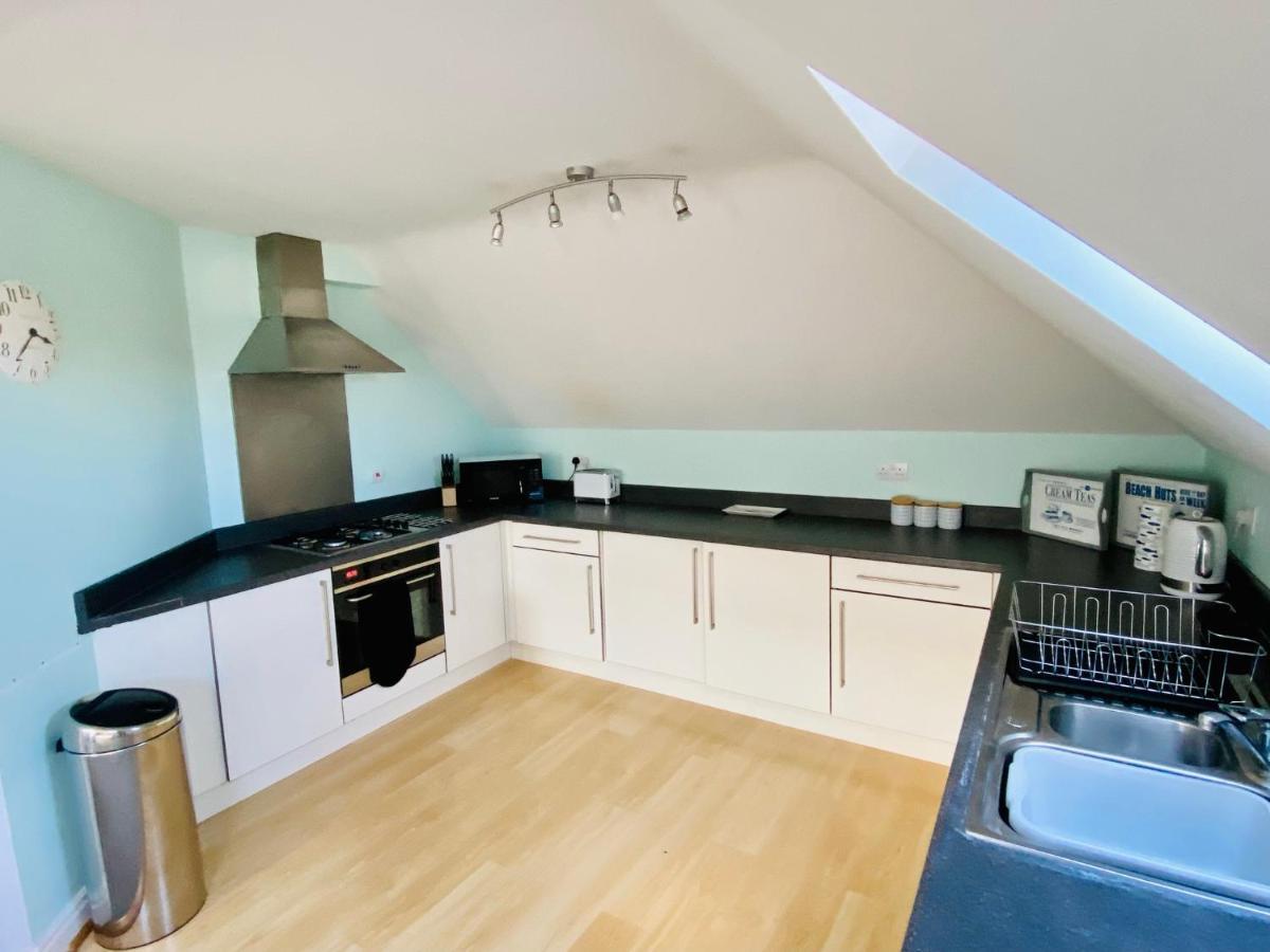 Swanage Holiday Penthouse Apartment, Moments From Beach And Town, On Site Parking, Fast Wifi, Sleeps Up To 6, Rated Exceptional Luaran gambar