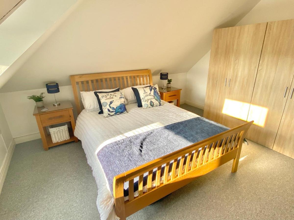 Swanage Holiday Penthouse Apartment, Moments From Beach And Town, On Site Parking, Fast Wifi, Sleeps Up To 6, Rated Exceptional Luaran gambar