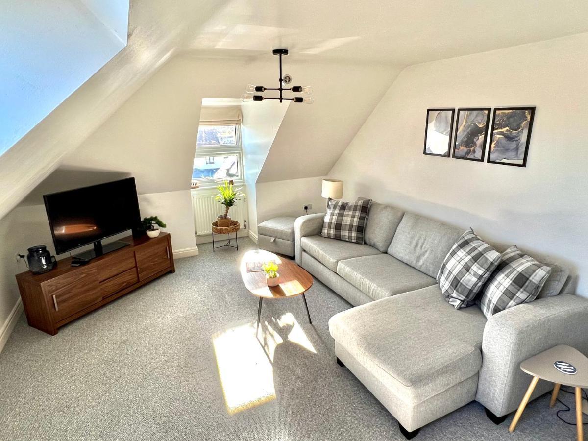 Swanage Holiday Penthouse Apartment, Moments From Beach And Town, On Site Parking, Fast Wifi, Sleeps Up To 6, Rated Exceptional Luaran gambar